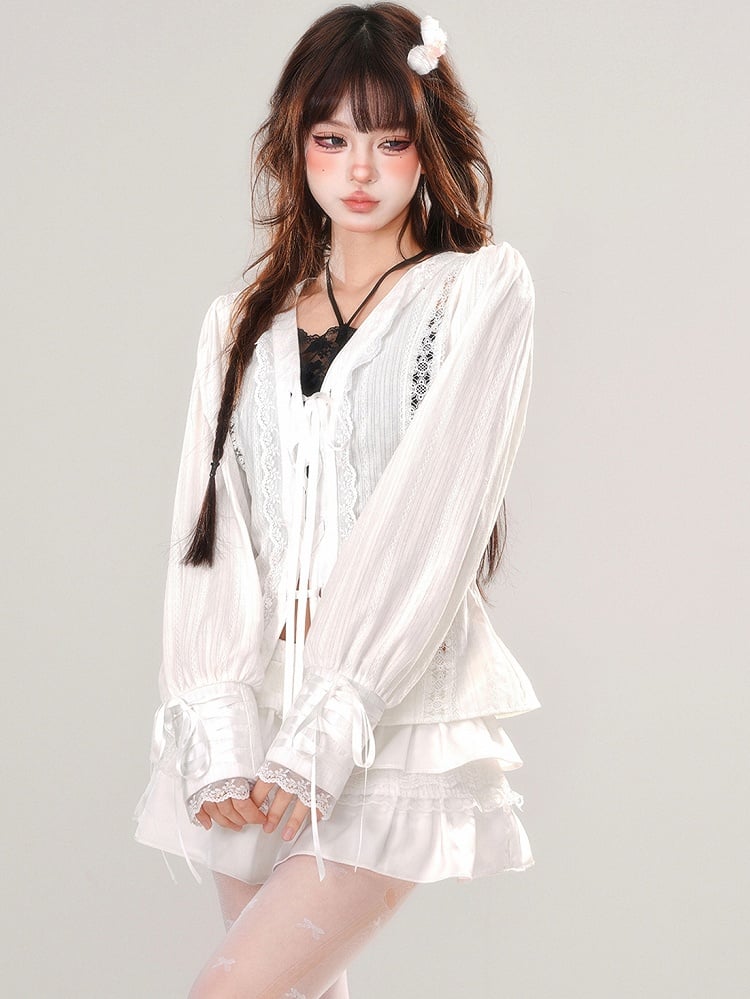 Weiße Spitzenbluse mit Schnürleiste und V-Ausschnitt und Ballonärmeln