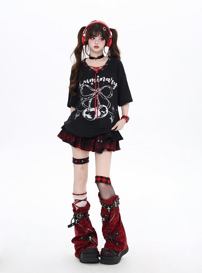 Print T-Shirt mit V-Ausschnitt Schnürung am Ausschnitt Schwarz/Weiß Kirschdetail