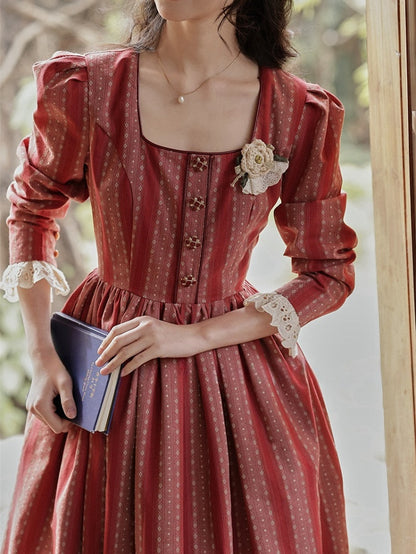 Rotes Vintage-Kleid mit Streifenmuster und Spitzenbesatz und quadratischem Ausschnitt