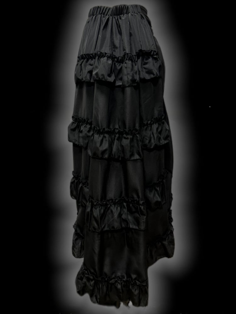 ゴシックなブラックレタープリントのルーシュハイローパンクスカート。クロスチャームウエストチェーン付き。