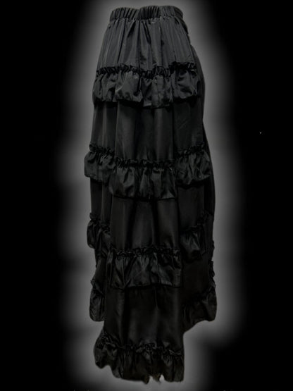 ゴシックなブラックレタープリントのルーシュハイローパンクスカート。クロスチャームウエストチェーン付き。