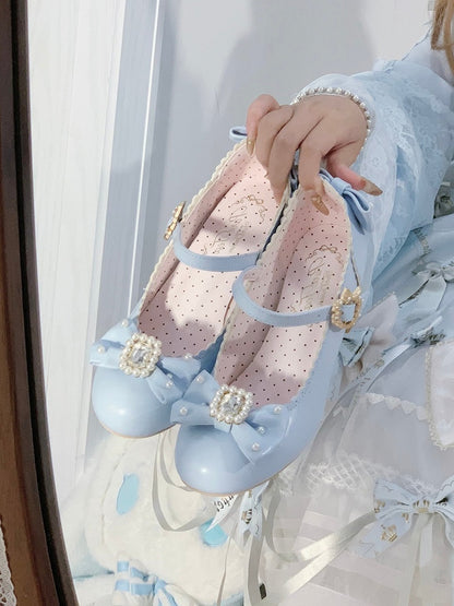 ラウンドメリートゥ、ロリータラインストーンとディテールがあしらわれたリボン結びのジェーンズビーズのブルーシューズ