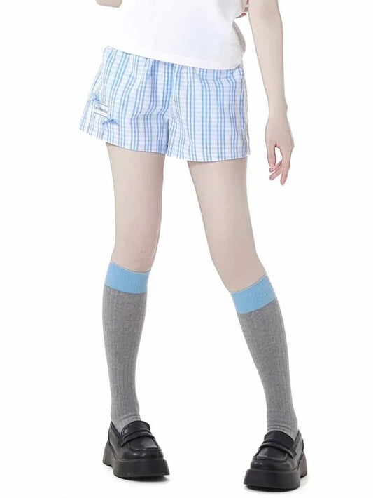 ブルーホワイトの伸縮性ウエストチェック柄ショートパンツ