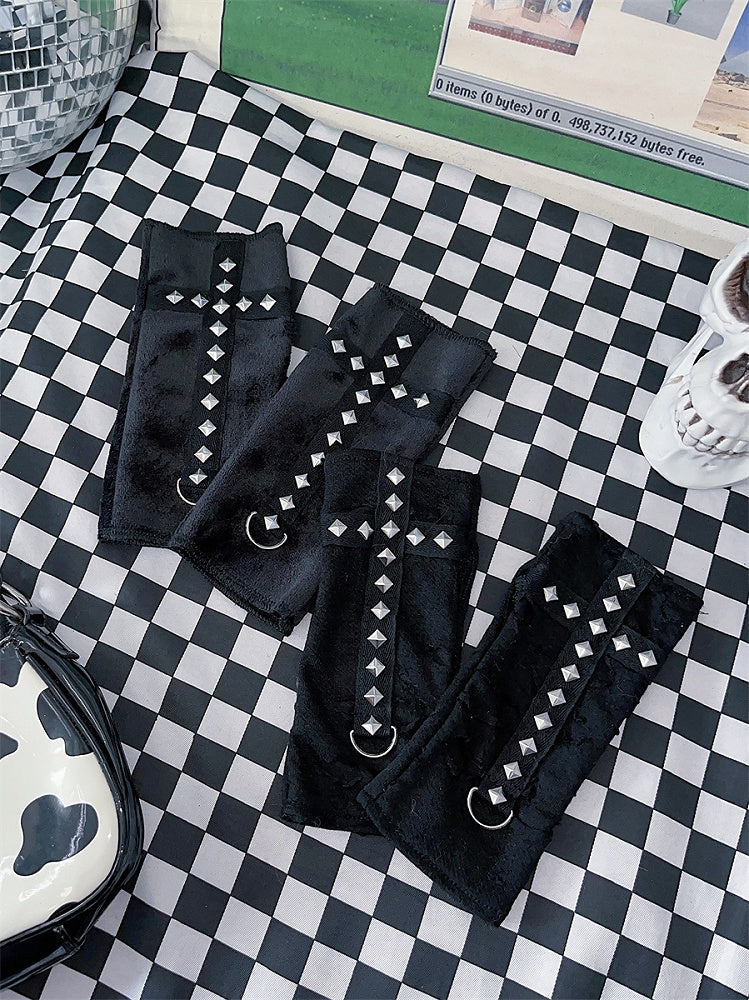 Schwarze fingerlose Handschuhe mit Nieten in normaler/dicker Ausführung