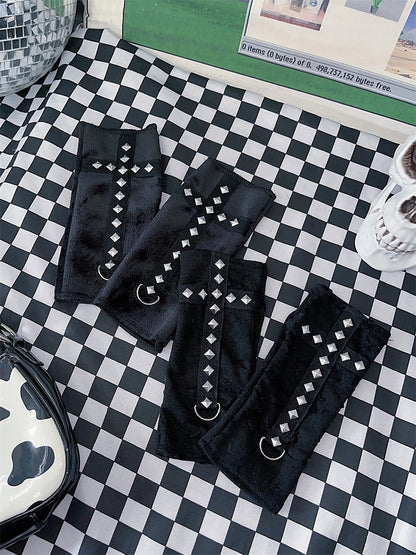 Schwarze fingerlose Handschuhe mit Nieten in normaler/dicker Ausführung