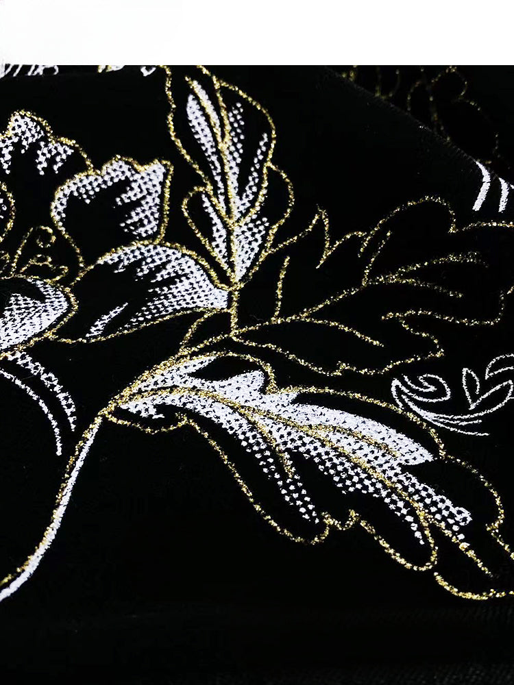 Schwarzes Qipao-Kleid aus Samt mit Blumenstickerei, Ausschnittdetail und Knotenknopf