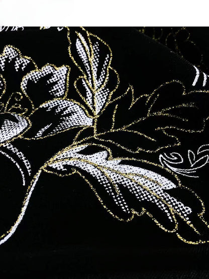 Schwarzes Qipao-Kleid aus Samt mit Blumenstickerei, Ausschnittdetail und Knotenknopf