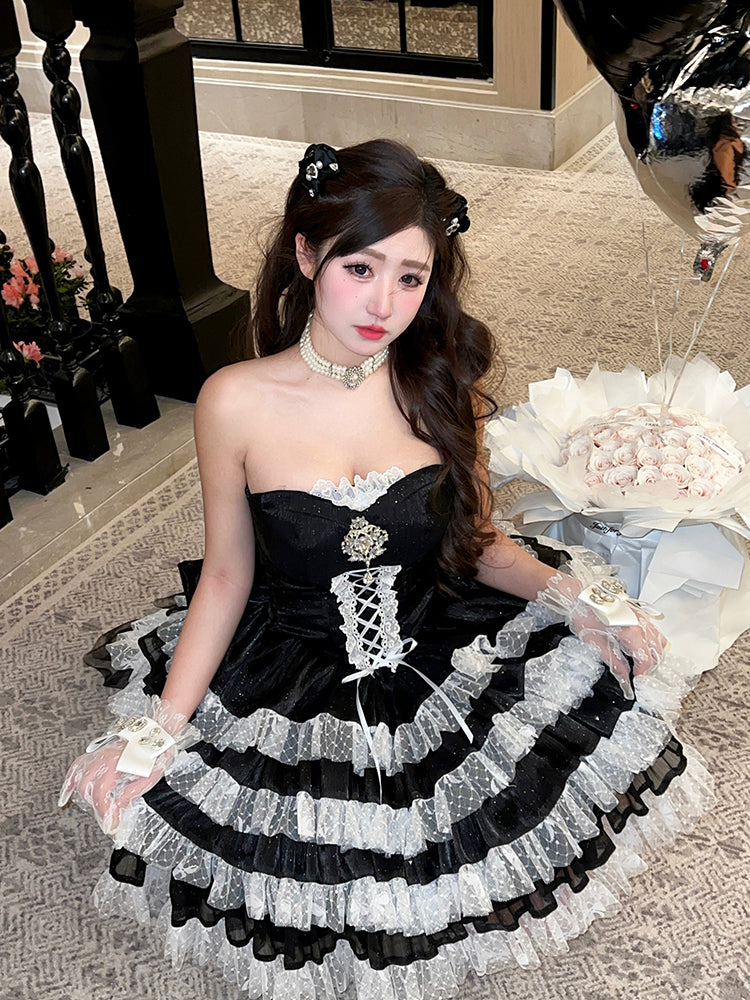 Schimmerndes schwarzes trägerloses Partykleid mit Korsett-Taille und mehrlagigem Rock