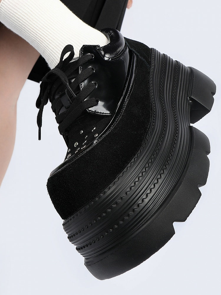 Funktionelle schwarze Plateauschuhe mit Verzierungen, Punk-Schnürung und Nieten