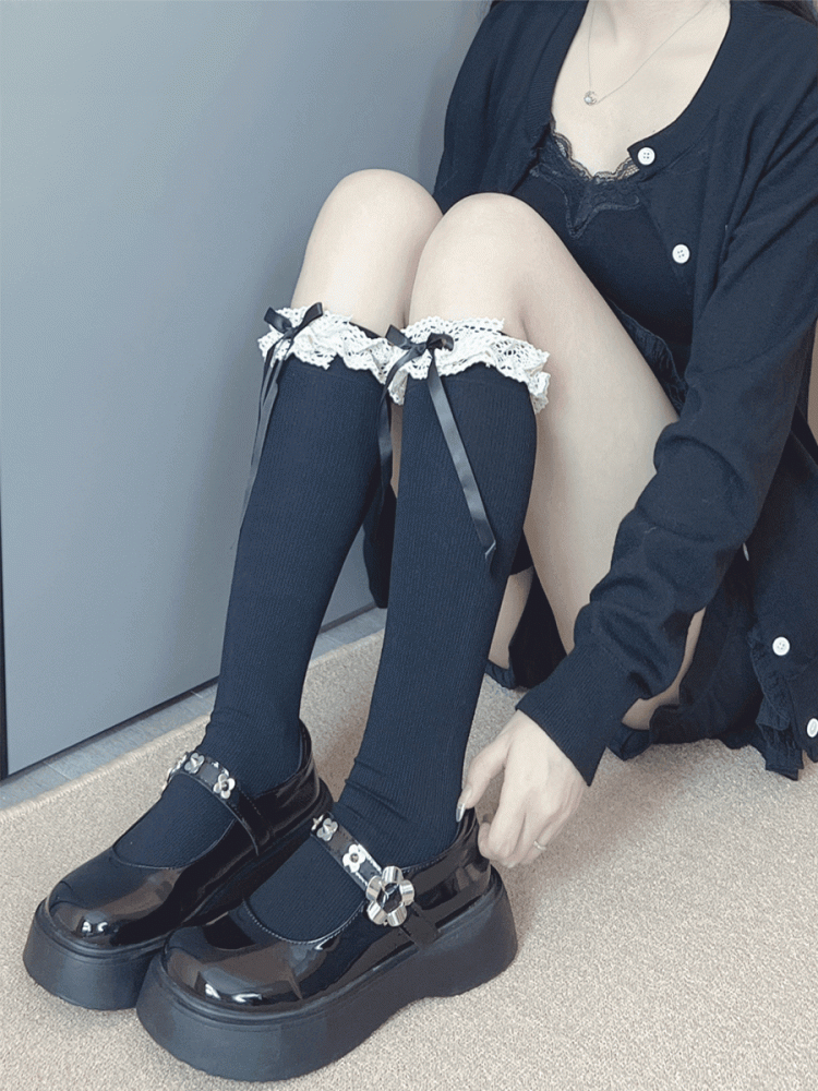 オフホワイトのスイートな蝶結びレーストリムの膝下ストッキング