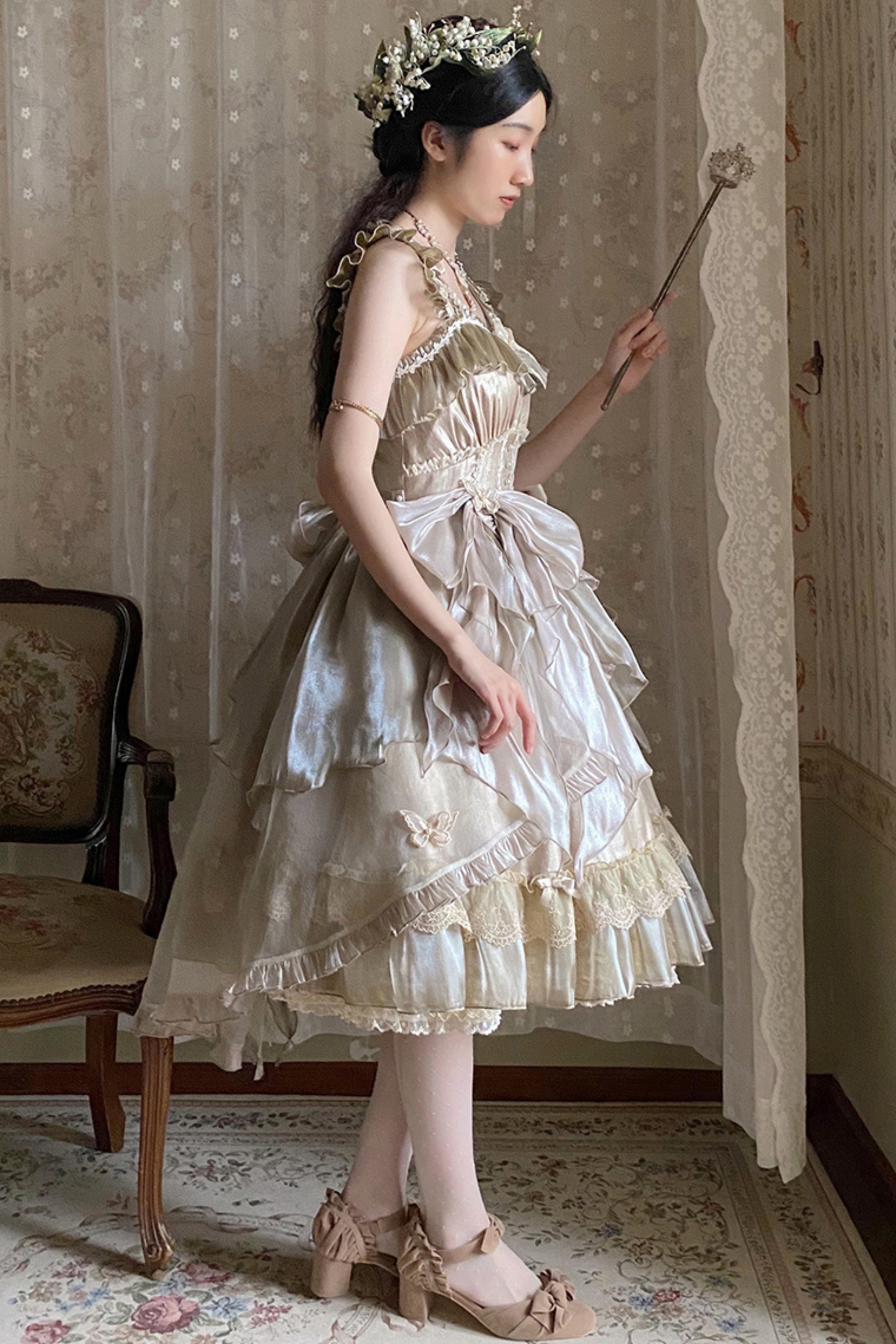 Kleid mit fliegenden großen Lolita-Ärmeln