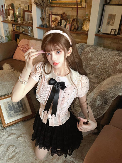 Bluse mit gepunkteten Akzenten und Dollcore-Rosa-Baumwolle in Schwarz