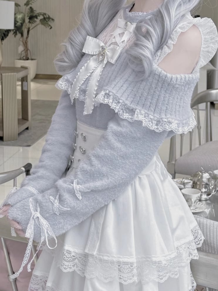 Jirai Kei Blau-Weißer Pullover mit Illusionsausschnitt und ausgeschnittenen Schultern im Landmine-Stil