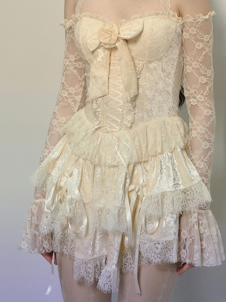 Aprikosenfarbenes Neckholderkleid aus Spitze mit Blumenschleife und Schnürdetail