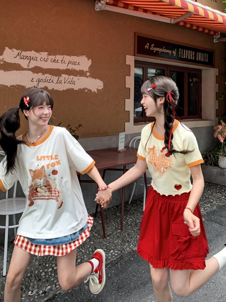 白い漫画のキツネのプリントのロングバージョンTシャツ、リンゴのブローチ付き