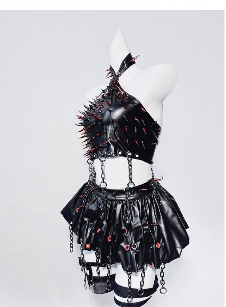 Schwarzes Neckholder-Oberteil mit Nieten und gekreuzter Kette