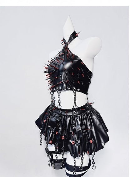 Schwarzes Neckholder-Oberteil mit Nieten und gekreuzter Kette