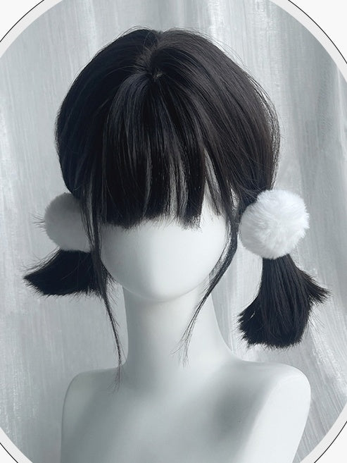 Kurze, glatte Kunsthaarperücke in Schwarztee-Optik mit vollem Pony