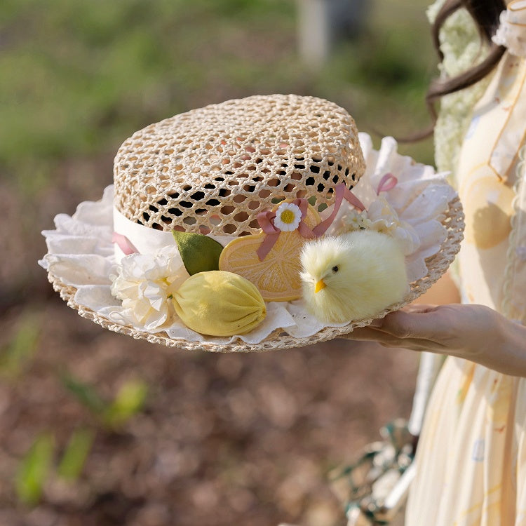 帽子と花、そして神聖なわらで飾られたぬいぐるみのひよこ