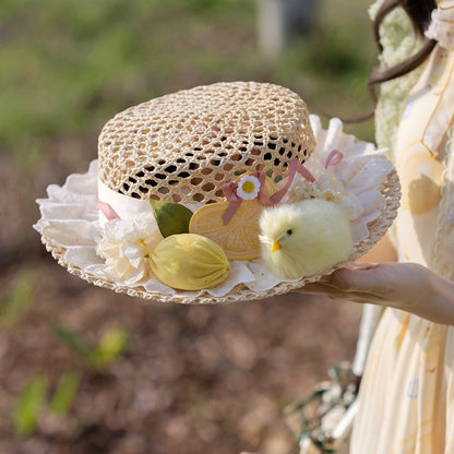 帽子と花、そして神聖なわらで飾られたぬいぐるみのひよこ