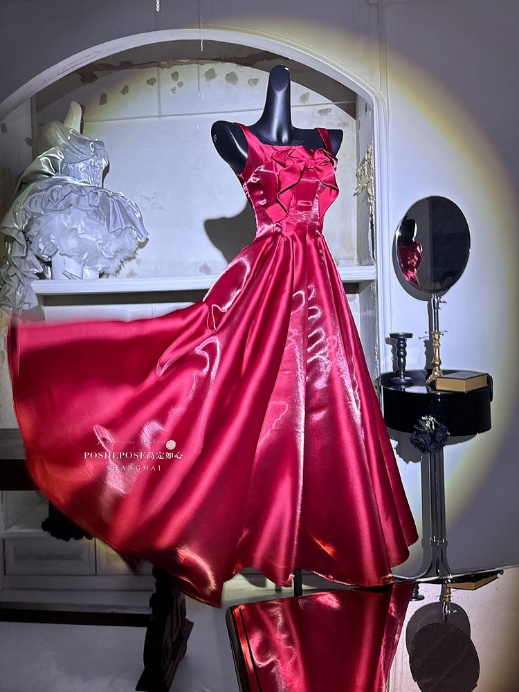 Rotes Weihnachts-Glanzkleid mit Schleife am Mieder, Heimkehrkleid
