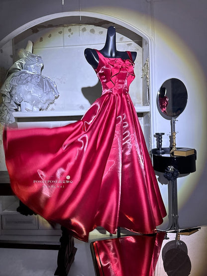 Rotes Weihnachts-Glanzkleid mit Schleife am Mieder, Heimkehrkleid