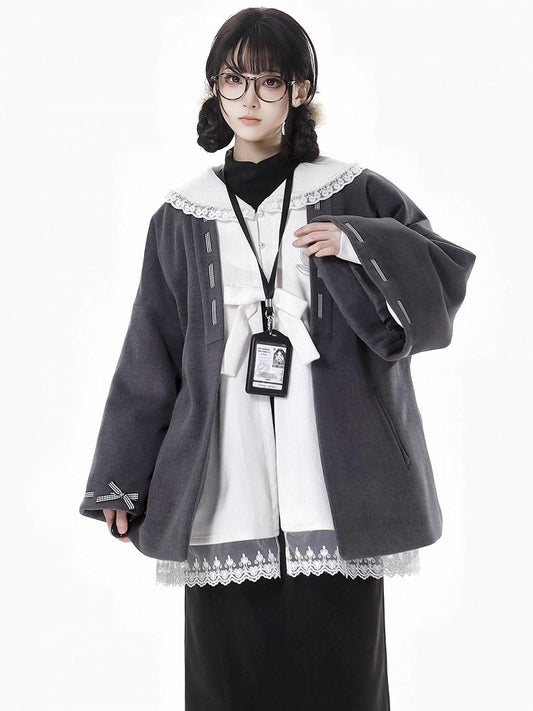 ダークグレーのリボンアクセント付きオープンプラケットウールコート