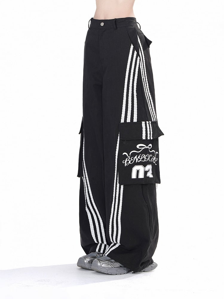 Weite, lockere Hose mit Cargotaschen in Schwarz und Weiß