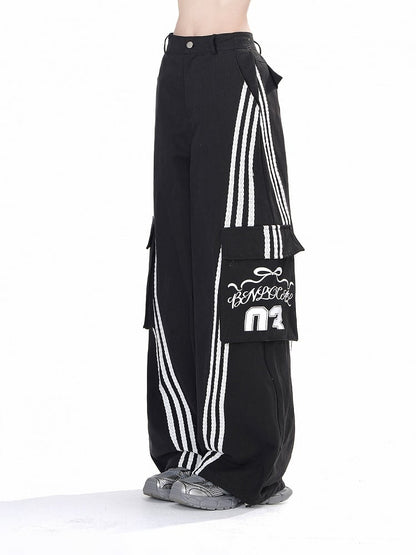 Weite, lockere Hose mit Cargotaschen in Schwarz und Weiß