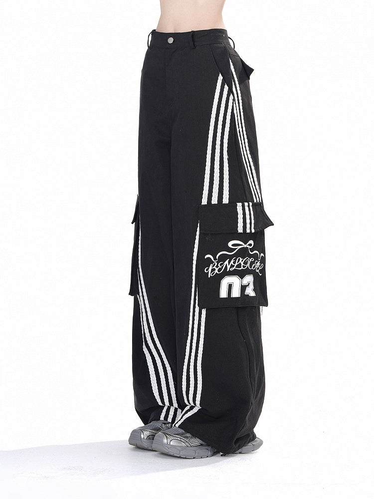 Weite, lockere Hose mit Cargotaschen in Schwarz und Weiß