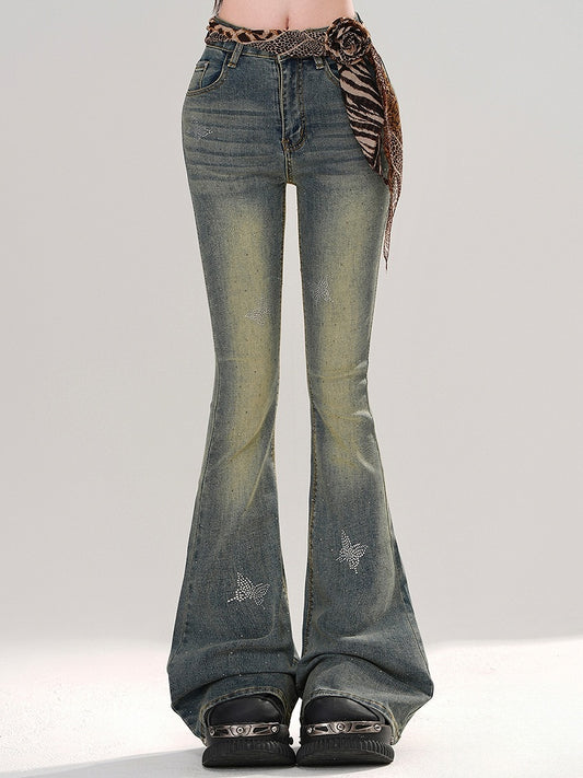 Denimblaue Fishtail-Jeans mit Strass-Schmetterlingen und verblasster Waschung