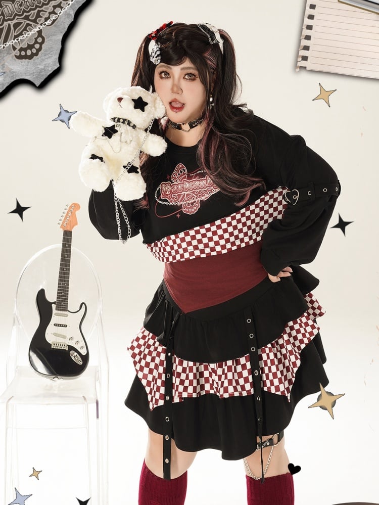 プラスサイズのチェック柄ブラック＆レッドのクロップド丈スウェットシャツとレッドのホルターネックトップス