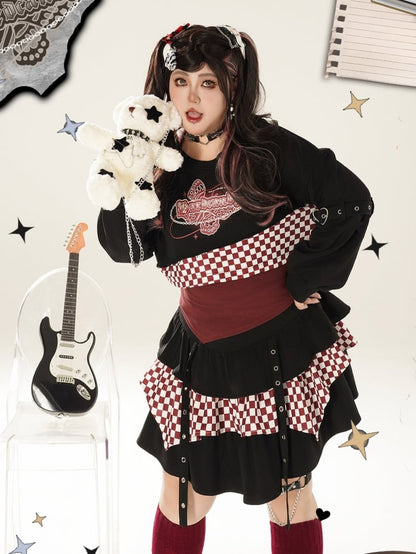 プラスサイズのチェック柄ブラック＆レッドのクロップド丈スウェットシャツとレッドのホルターネックトップス