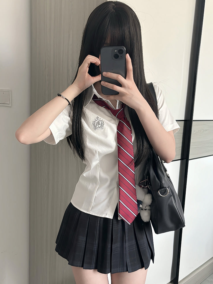 Preppy Besticktes Abzeichen-Shirt, kurz, JK-Stil, weiße Ärmel, Uniform