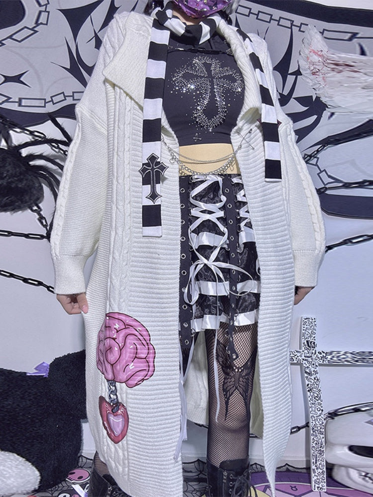 Schwarz-graues Hemd mit Kätzchen- und Panda-Anstecknadelkette und weißem, langem Strickcardigan mit Gehirn