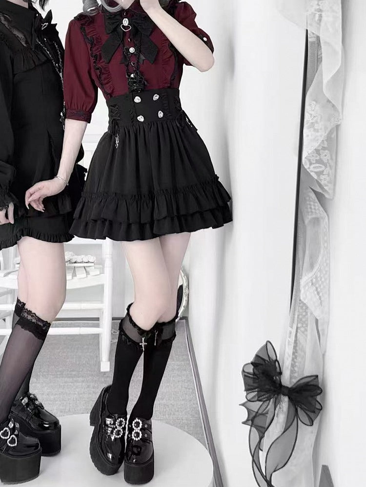 ラインストーンフリルシャツのディテール、蝶結びの装飾、ジライレッドワインケイトリム