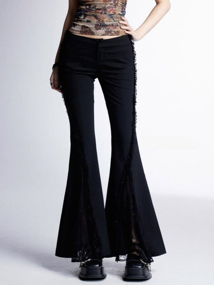Spitzenpatches, Bündchen, Saum, glamouröse Taille, rohe schwarze, tief ausgestellte Hose