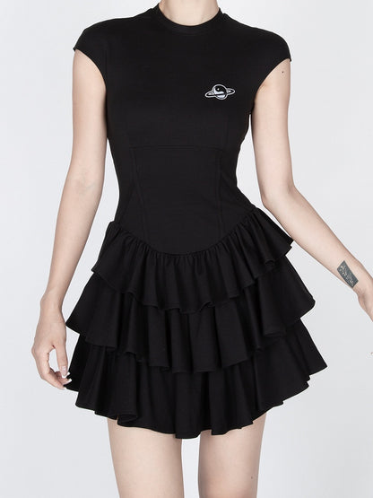 Schwarz/weißes, gestuftes, kurzärmliges Minikleid mit Rüschen