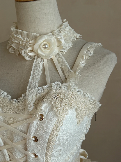 Cremiges Choker mit Blumenmuster