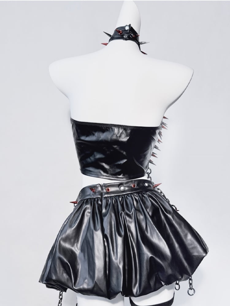 Schwarzes Neckholder-Oberteil mit Nieten und gekreuzter Kette