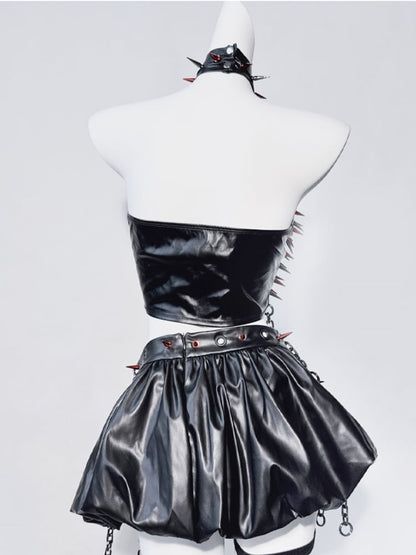 Schwarzes Neckholder-Oberteil mit Nieten und gekreuzter Kette