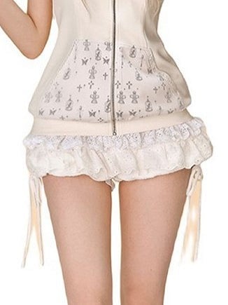 Jupe-short argentée ornée de dentelle blanche en forme de rose et de boutons étagés.