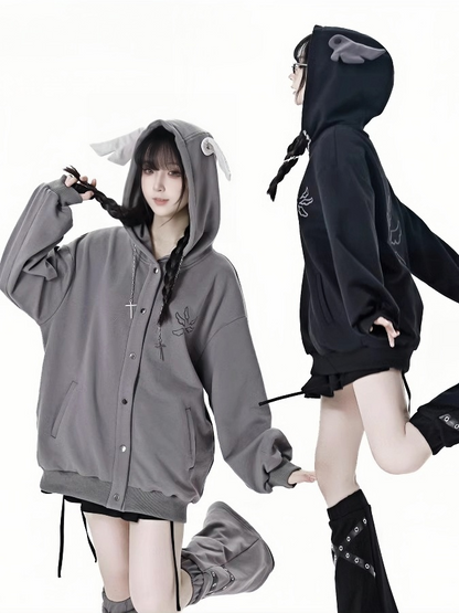 Bittersüße Kette Grau/Schwarz Kapuzendesign Hoodie Flügel Kreuz Wing Stickerei Rücken Feder