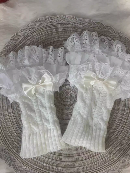 Weiße Schleife, mehrlagige Spitzenmanschette, gestrickte Handgelenkmanschetten