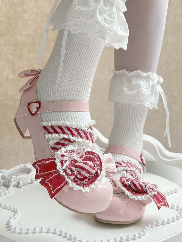 Janes Mary – Schuh mit kreuz und quer verlaufenden Clip-Riemen und Herzmotiv, tiefrot, gerüschte Spitze, rosa Design, süße runde Zehenpartie mit Schleifendetails