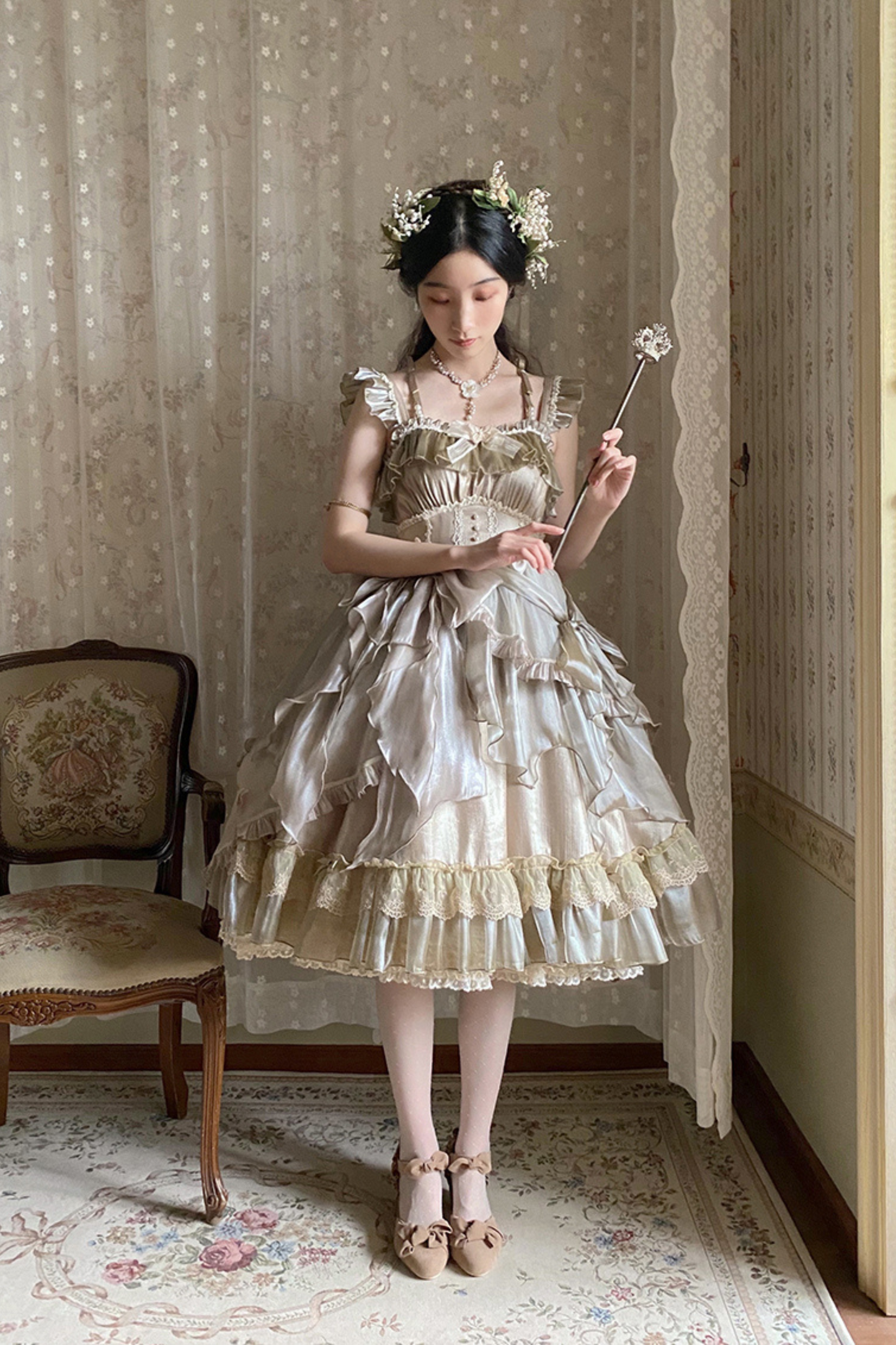 Kleid mit fliegenden großen Lolita-Ärmeln