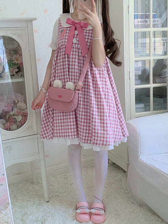 Rosa Erdbeerkleid mit Peter-Pan-Kragen und kurzen Puffärmeln