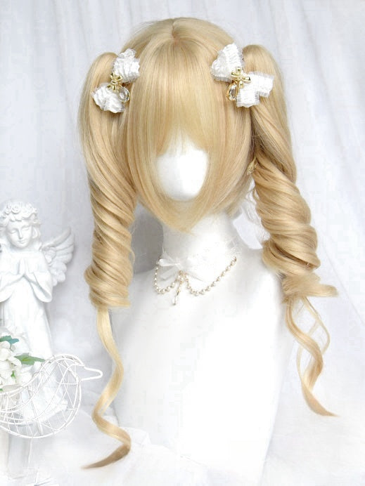 Blonde Perücke im kurzen Bobschnitt mit Pony und doppelten, lockigen Pferdeschwanzklammern