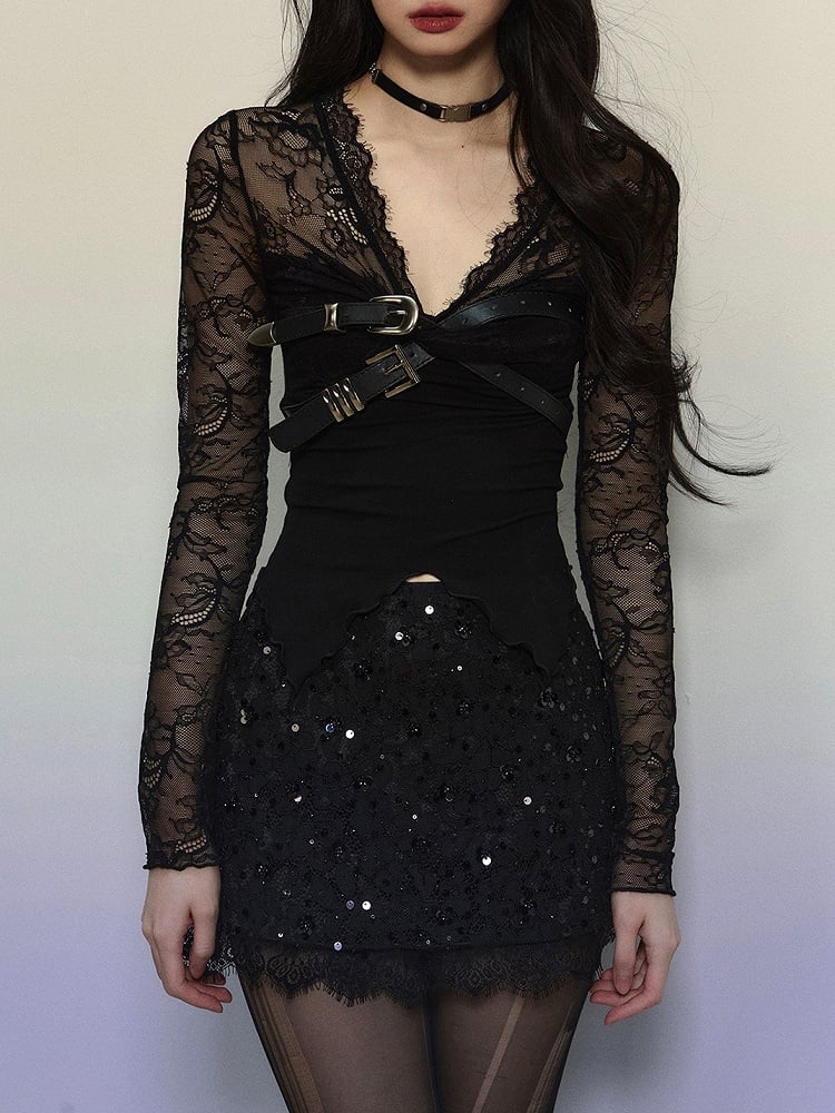 Schwarzes Stricktop mit V-Ausschnitt und Schnallenträgern und langen Ärmeln aus Spitze