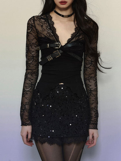 Schwarzes Stricktop mit V-Ausschnitt und Schnallenträgern und langen Ärmeln aus Spitze